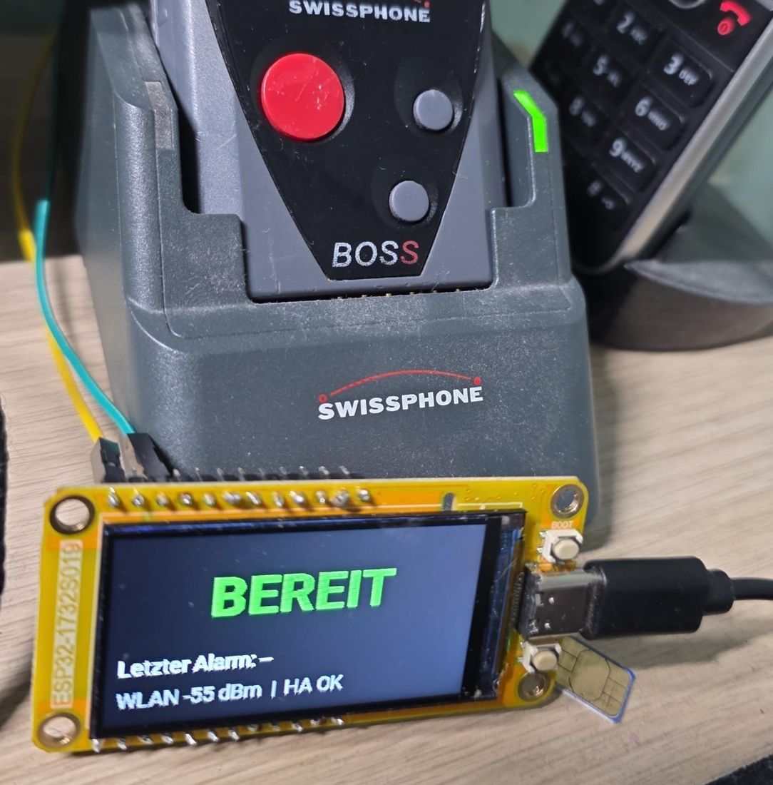 ESP32 mit Display zeigt BEREIT vor der Melder-Ladeschale